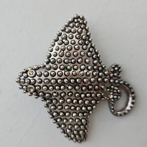 Silvertone & Rhinestone Eyes Sting Ray 3D Brooch